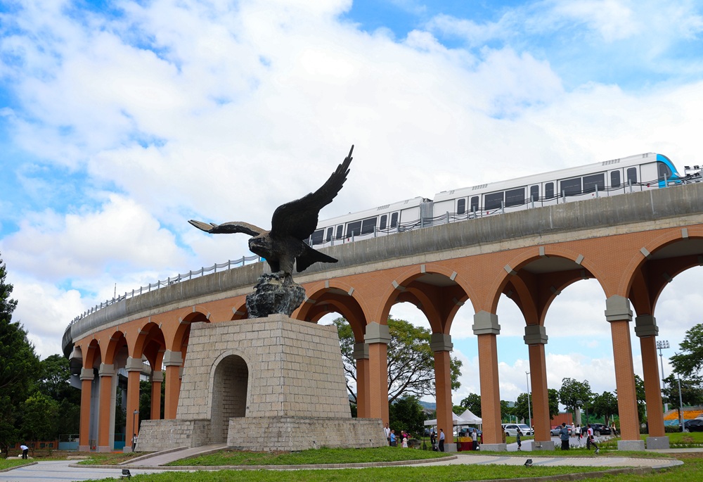 全台唯一紅磚拱橋捷運啟用 侯友宜打造飛鳶廣場成婚紗聖地 46 248250922a10