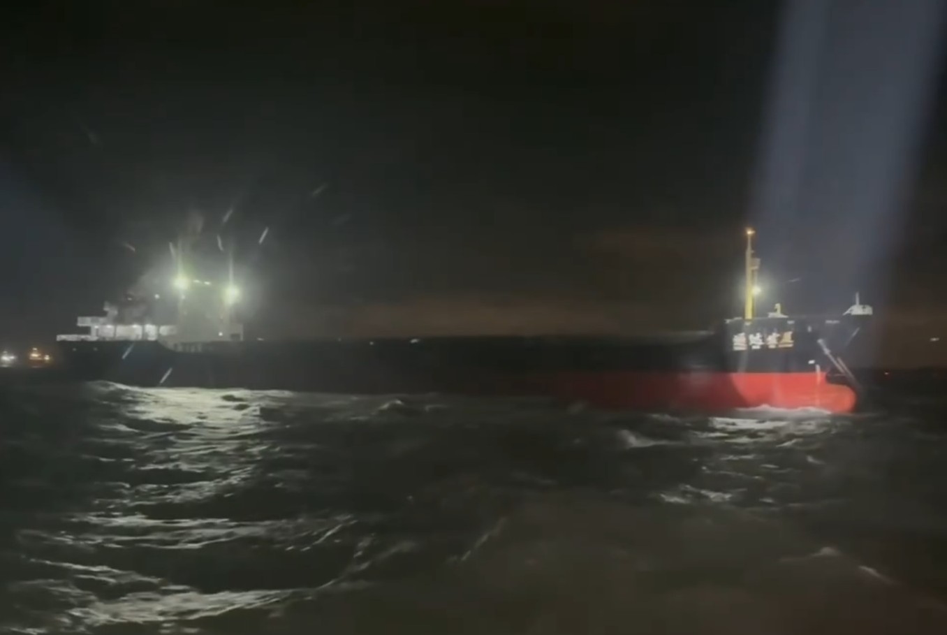 中籍漁船越界玩命搶撈 海巡艦艇摸黑逆浪出擊驅離 中籍漁船越界玩命搶撈 海巡艦艇摸黑逆浪出擊驅離