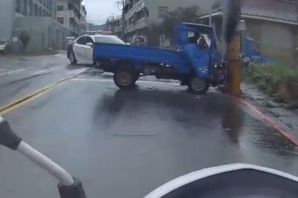 開贓車發現警踩油門逃 撞轎車再自撞電桿被逮 開贓車發現警踩油門逃 撞轎車再自撞電桿被逮