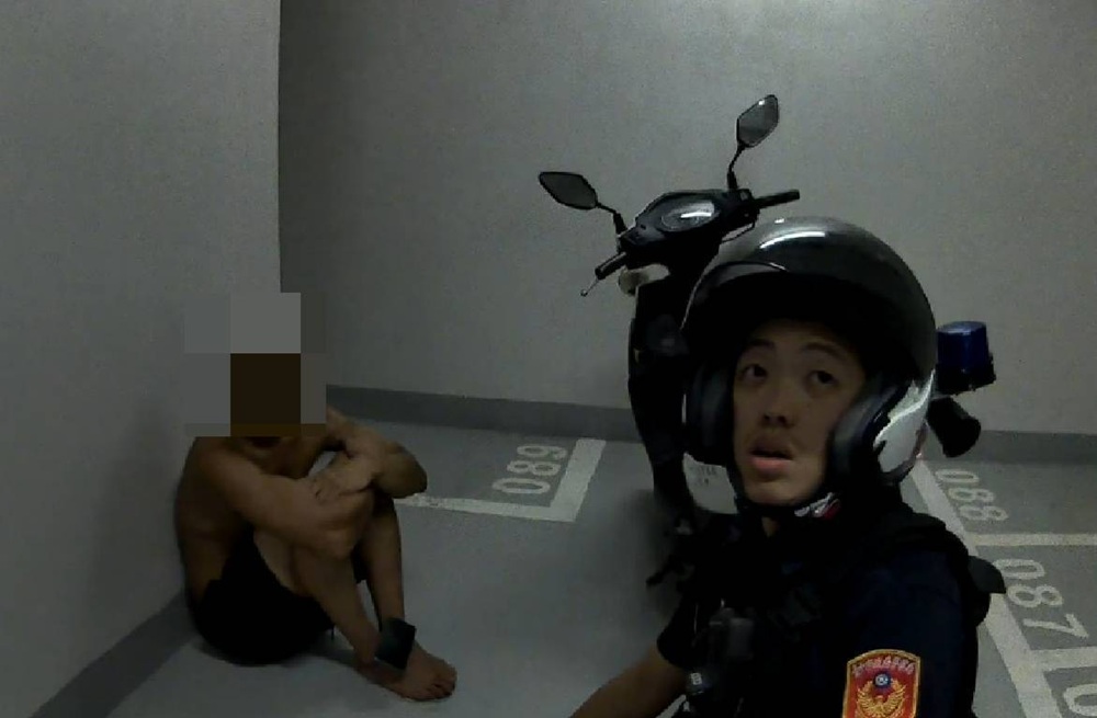 逃逸移工拒檢狂奔闖捷運 警堵牆邊逮人查獲毒品 逃逸移工拒檢狂奔闖捷運 警堵牆邊逮人查獲毒品