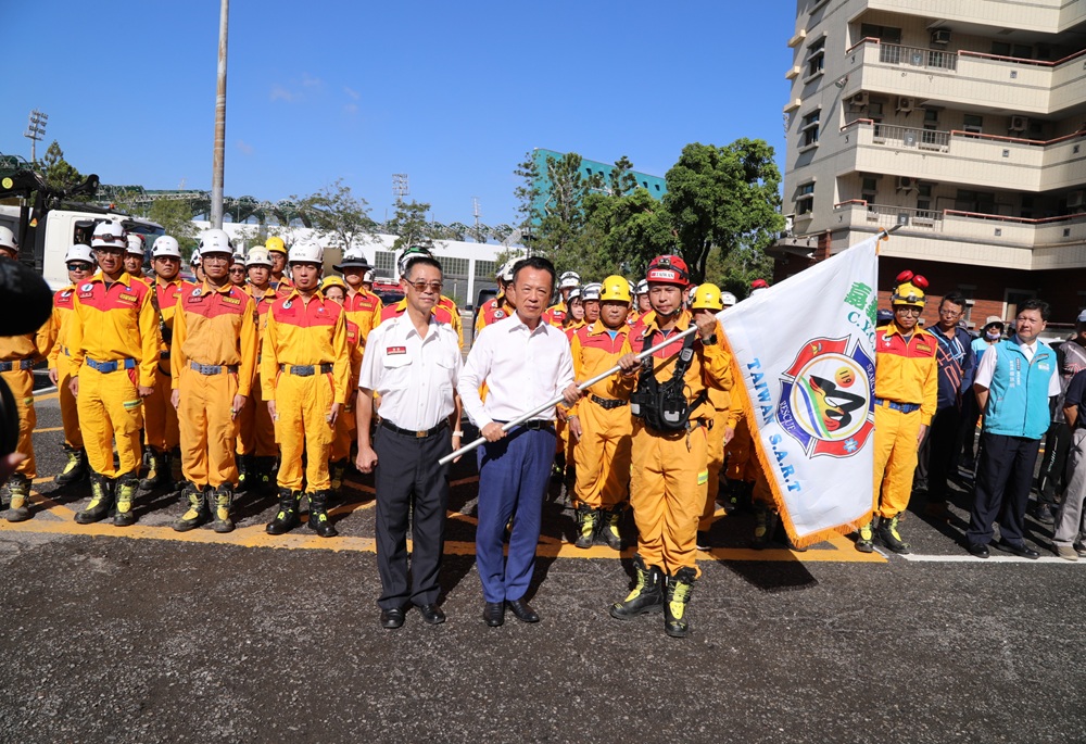 嘉義縣緊急馳援花蓮 翁章梁親授旗捐薪一月助復原 嘉義縣緊急馳援花蓮 翁章梁親授旗捐薪一月助復原