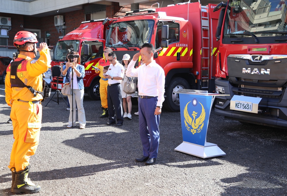 嘉義縣緊急馳援花蓮 翁章梁親授旗捐薪一月助復原 4 248250925a05