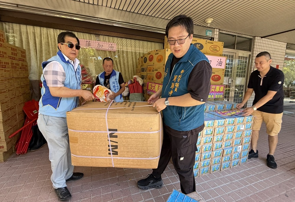 床墊毛毯雨鞋全送到 周勝考、周韋翰「愛心專車」挺進花蓮 床墊毛毯雨鞋全送到 周勝考、周韋翰「愛心專車」挺進花蓮
