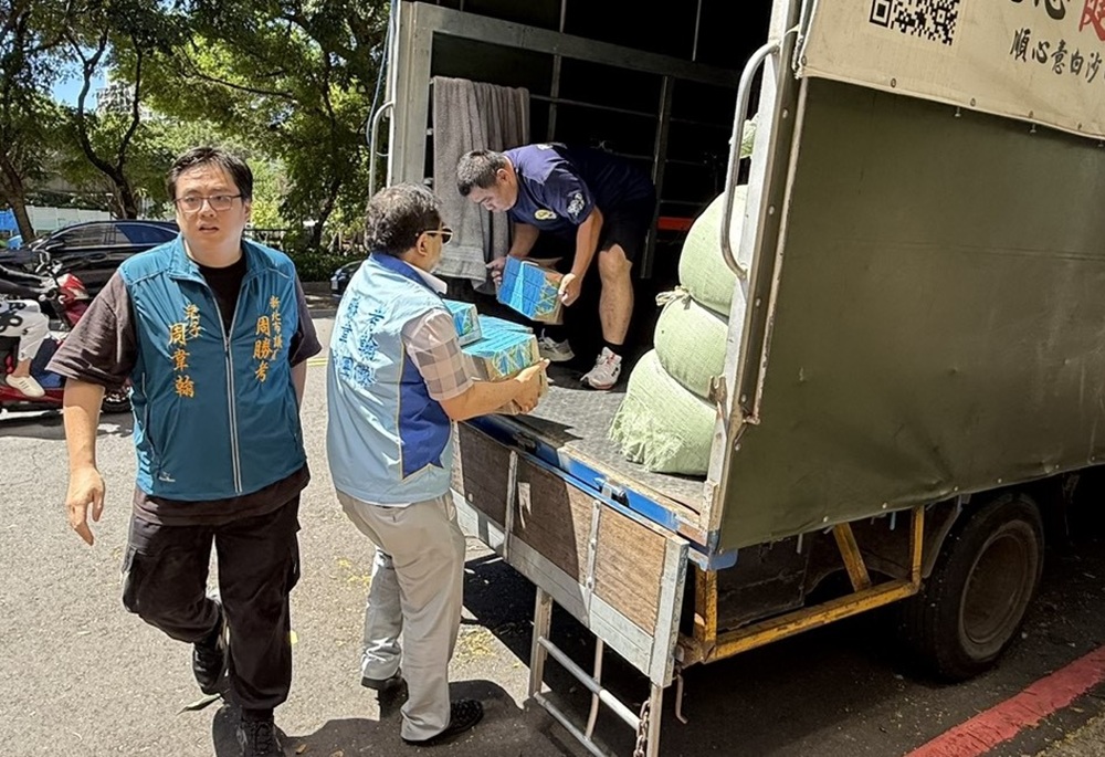 床墊毛毯雨鞋全送到 周勝考、周韋翰「愛心專車」挺進花蓮 14 248250925a12