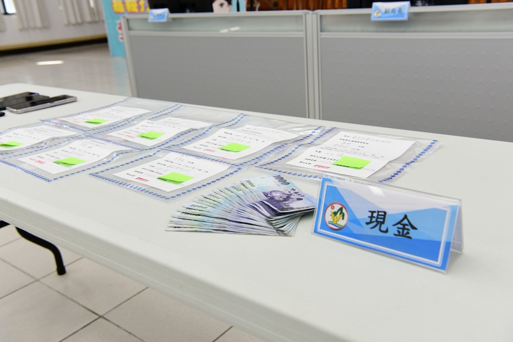 提領車手與上游接頭交水 嘉縣警分頭跟監埋伏逮4人 14 cnews204250925a04