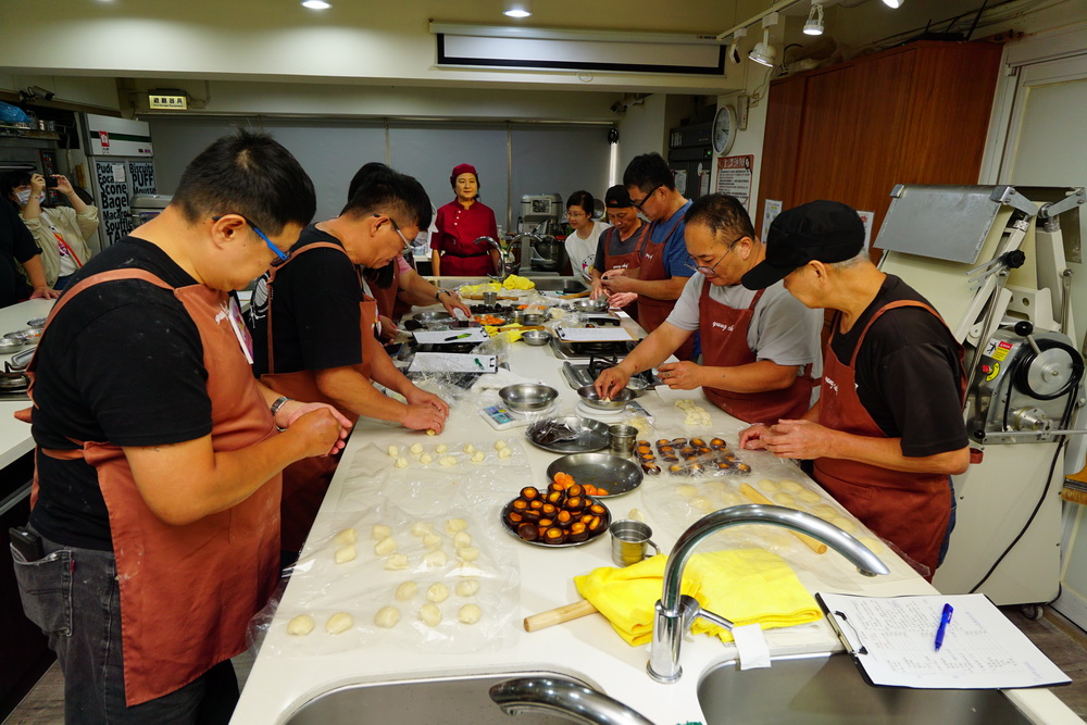 花好月圓更生傳愛 台北更保召集更生同學製作傳愛蛋黃酥 花好月圓更生傳愛 台北更保召集更生同學製作傳愛蛋黃酥