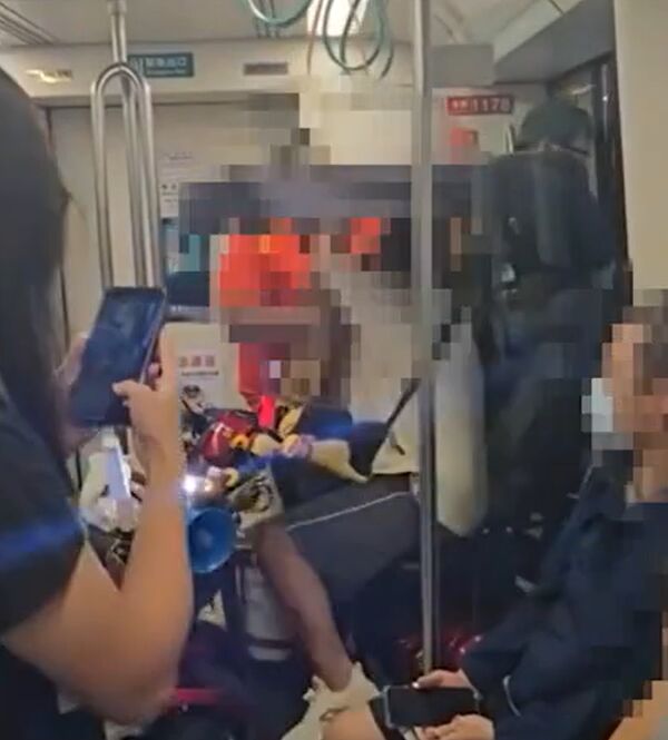 身障男搭高捷出車廂喊「借過」 壯碩哥理智線斷裂暴怒狂扁他 身障男搭高捷出車廂喊「借過」 壯碩哥理智線斷裂暴怒狂扁他