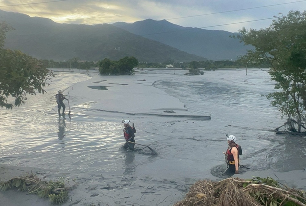 救援不間斷 新北消防3梯次人員深入泥濘搜尋 救援不間斷 新北消防3梯次人員深入泥濘搜尋