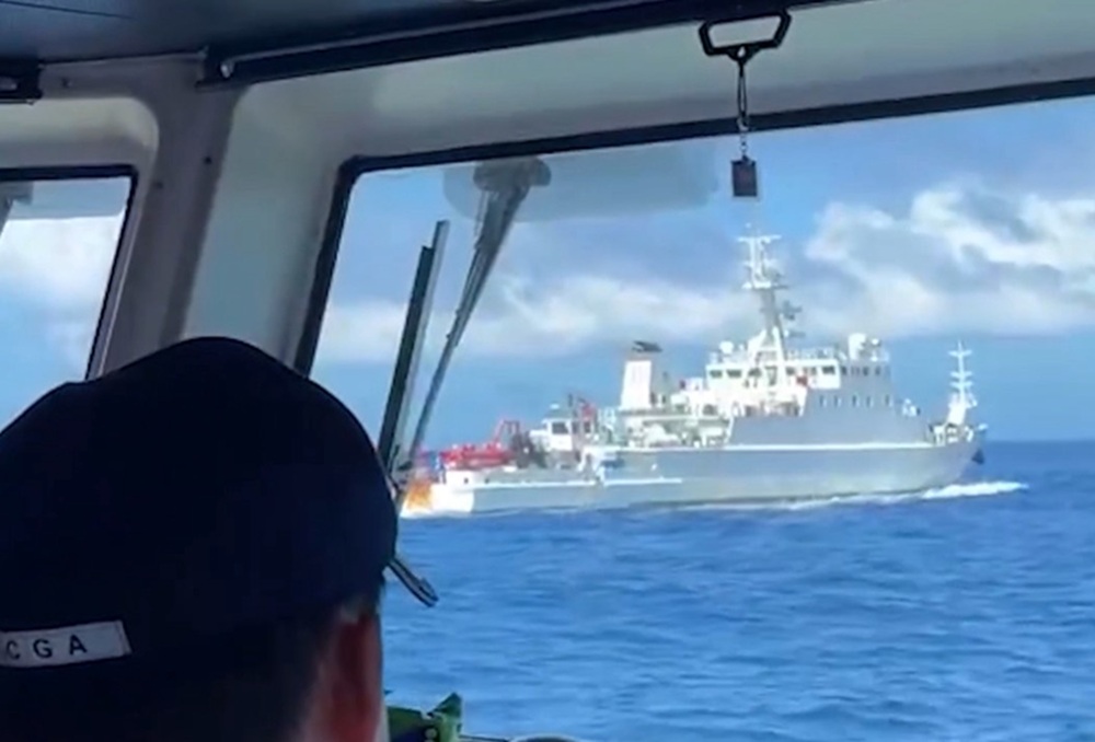 2中國科研船闖入我國水域 海巡艦強勢驅離迫使轉向 2中國科研船闖入我國水域 海巡艦強勢驅離迫使轉向