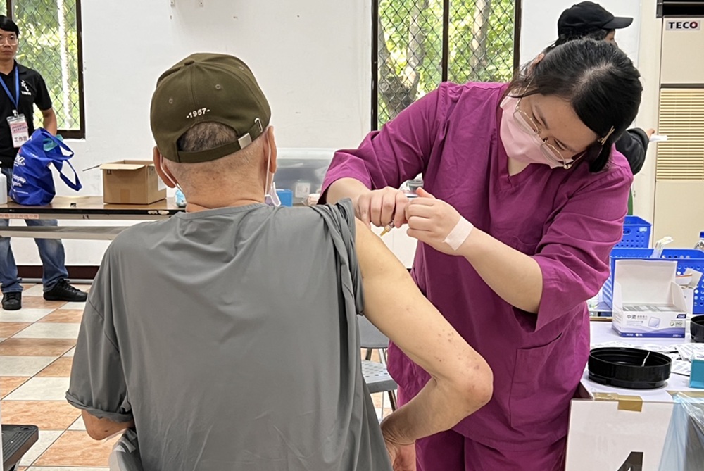 流感疫苗及COVID-19疫苗 新北今起免費同步開打 流感疫苗及COVID-19疫苗 新北今起免費同步開打