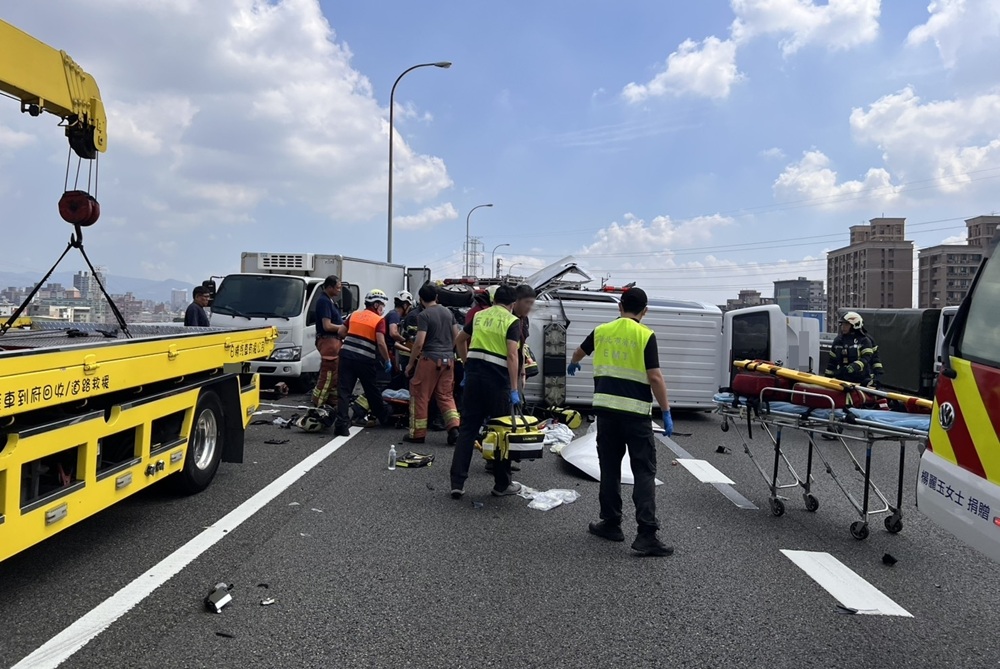 小貨車國道爆胎停路肩 民間救護車駕駛追撞側翻2人傷 小貨車國道爆胎停路肩 民間救護車駕駛追撞側翻2人傷