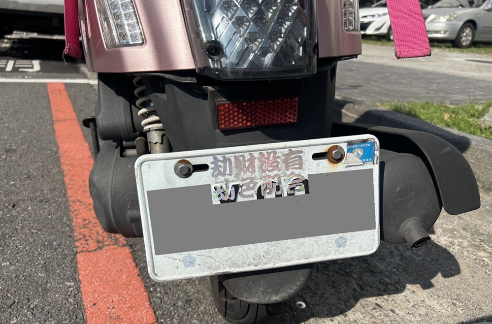 車牌貼反光貼紙 外送員涉嫌遮蔽牌號被罰 244 cnews204251003a06