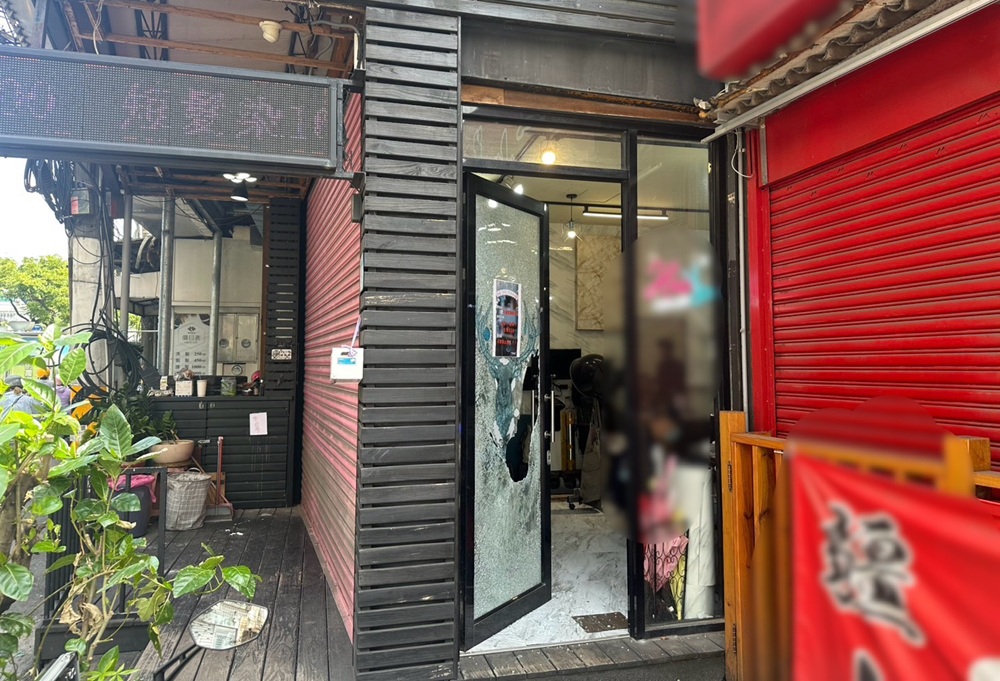 磚頭砸玻璃大門涉闖屋行竊 監視器拍下熟識男子涉案 磚頭砸玻璃大門涉闖屋行竊 監視器拍下熟識男子涉案