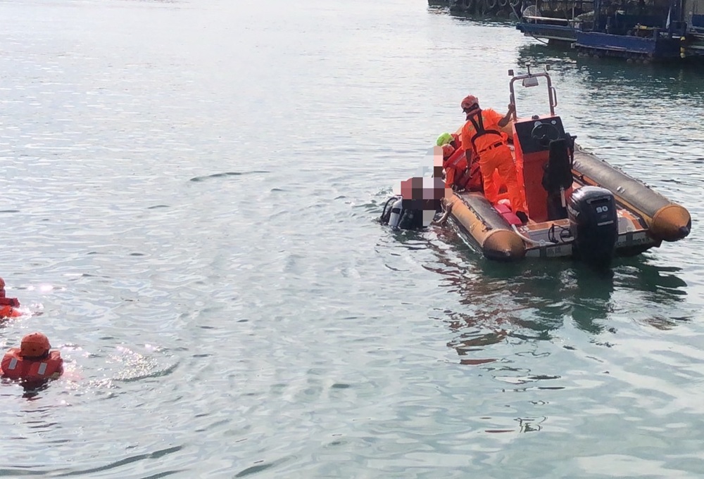 漁港倒車不慎落海 71歲男駕駛打撈上岸身亡 漁港倒車不慎落海 71歲男駕駛打撈上岸身亡