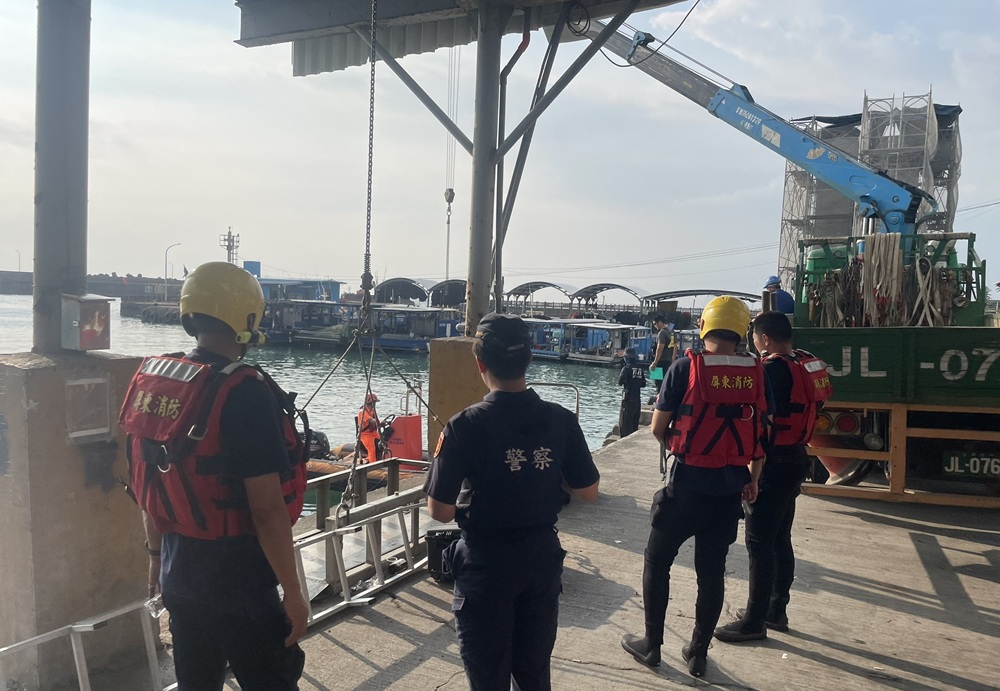 漁港倒車不慎落海 71歲男駕駛打撈上岸身亡 16 cnews204251007a04