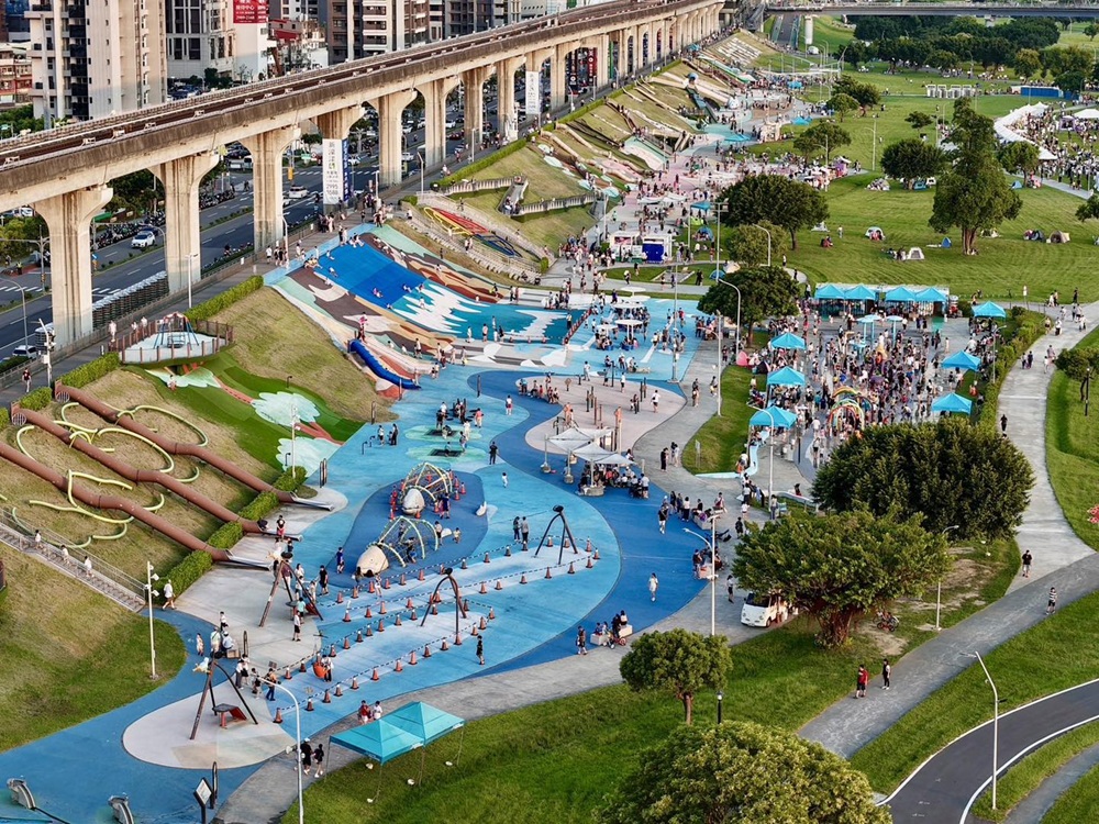 定位牌輕鬆找人 新北大都會公園熊猴森樂園人潮爆滿 10 cnews204251008a03