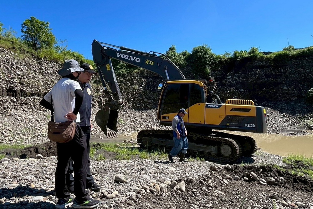 美濃區溪埔寮農地又現盜採土石回填廢棄物 橋檢聲押4人獲准 美濃區溪埔寮農地又現盜採土石回填廢棄物 橋檢聲押4人獲准