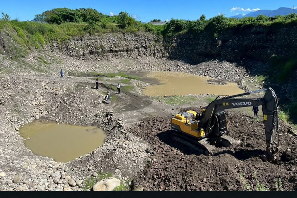 美濃區溪埔寮農地又現盜採土石回填廢棄物 橋檢聲押4人獲准 22 美濃區溪埔寮農地又現盜採土石回填廢棄物 橋檢聲押4人獲准 21