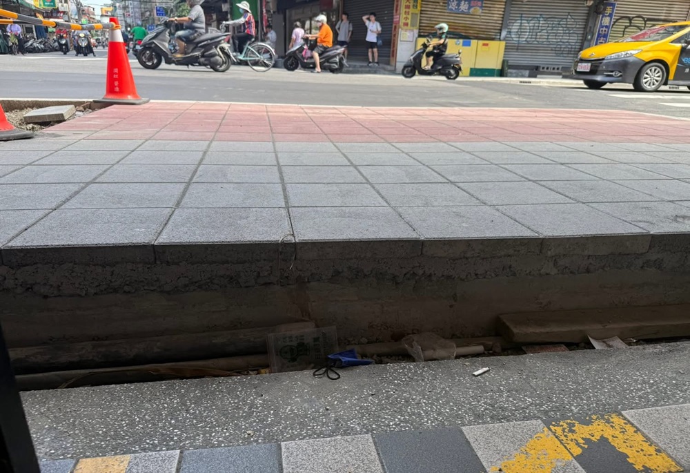 周勝考爆板橋人行道施工嚴重瑕疵 新北工務局急令停工檢討 6 248251008a08