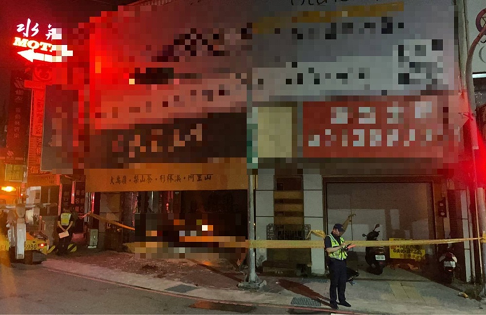 自小客車暴衝撞進民宅 87歲婦人熟睡中身亡 12 cnews204251009a17