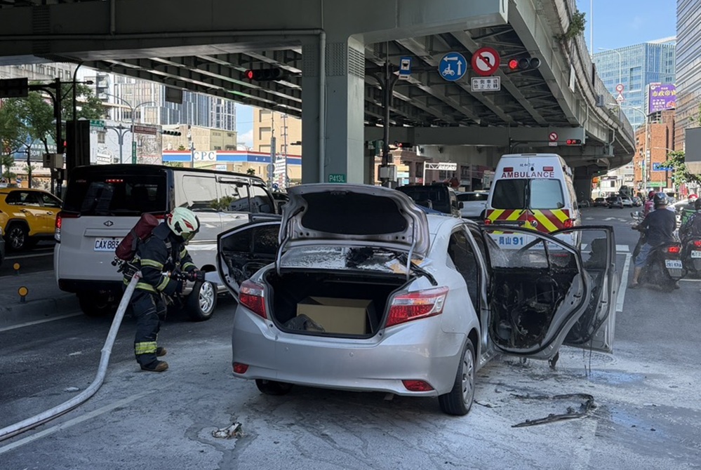 不滿前車急停 49歲機車騎士疑丟蝴蝶炮害火燒車 不滿前車急停 49歲機車騎士疑丟蝴蝶炮害火燒車