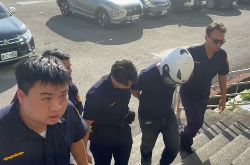 不滿前車急停 49歲機車騎士疑丟蝴蝶炮害火燒車 4 cnews204251015a03