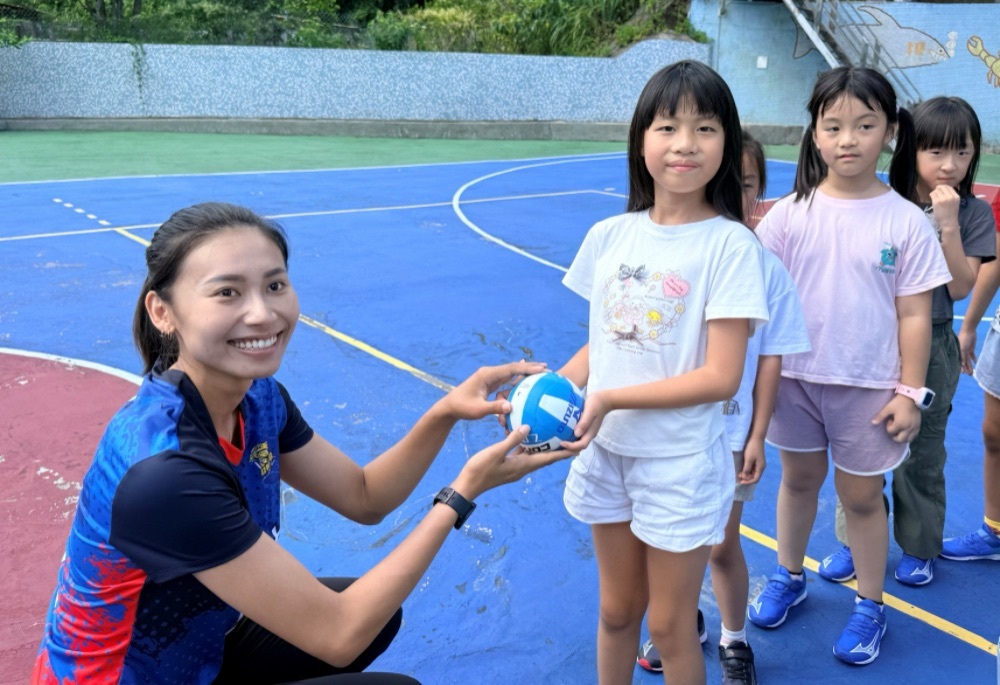 新北體育局推動偏鄉運動 女排國手張瓈文示範「長高三秘訣」 新北體育局推動偏鄉運動 女排國手張瓈文示範「長高三秘訣」