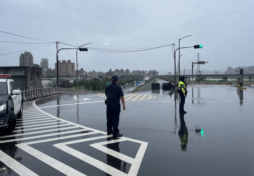 明凌晨零時新北重新堤外道封閉 今晚7時部分水門紅黃線開放停車 9 cnews204251020a09