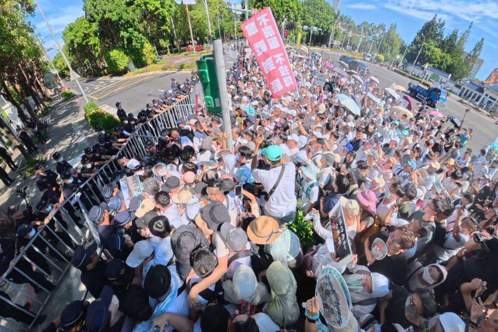 檢察官問為何要勒警察脖子? 黃國昌:我與他有說有笑在聊天 檢察官問為何要勒警察脖子? 黃國昌:我與他有說有笑在聊天