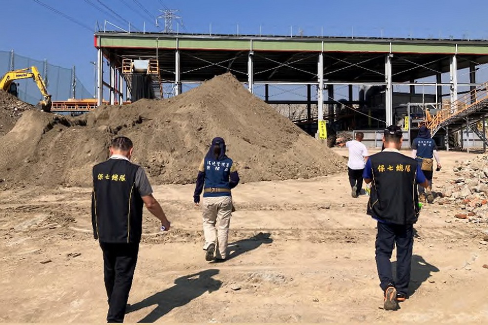 美濃、大樹區盜採土石及非法傾倒廢棄物案　橋檢查扣8車、15人交保 7