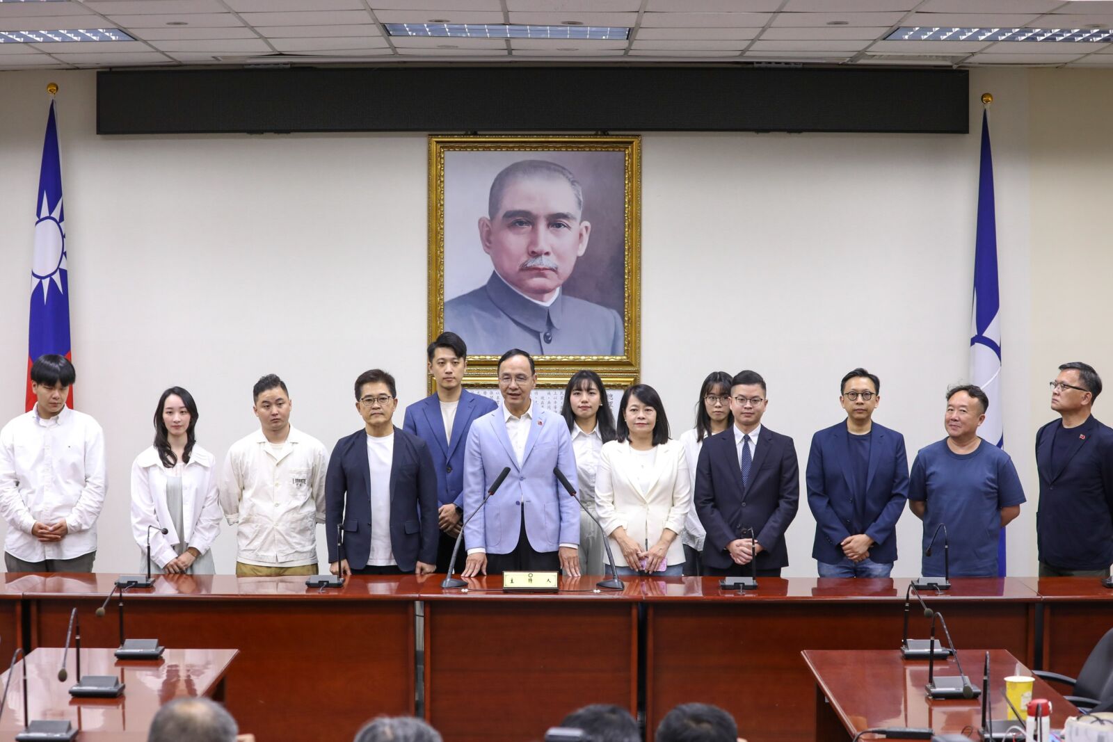 朱立倫月底率211人總辭 鄭麗文隨即公布首波人事竟有「他」 朱立倫月底率211人總辭 鄭麗文隨即公布首波人事竟有「他」