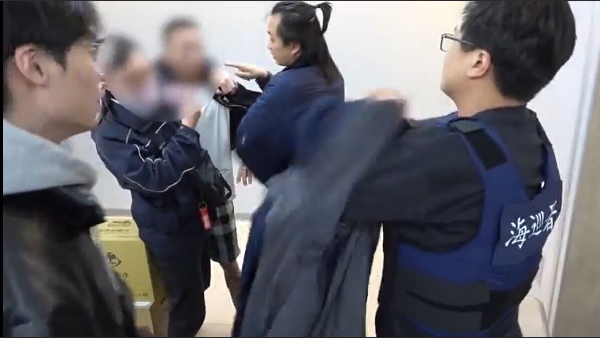 新北男租賃車代步扶手蓋藏黑槍 海巡署查緝隊亮拘票他一臉錯愕 新北男租賃車代步扶手蓋藏黑槍 海巡署查緝隊亮拘票他一臉錯愕