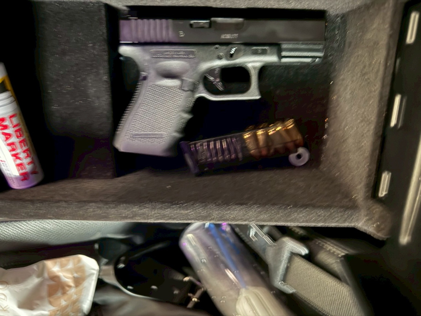 新北男租賃車代步扶手蓋藏黑槍 海巡署查緝隊亮拘票他一臉錯愕 12 新北男租賃車代步扶手蓋藏黑槍 海巡署查緝隊亮拘票他一臉錯愕 11