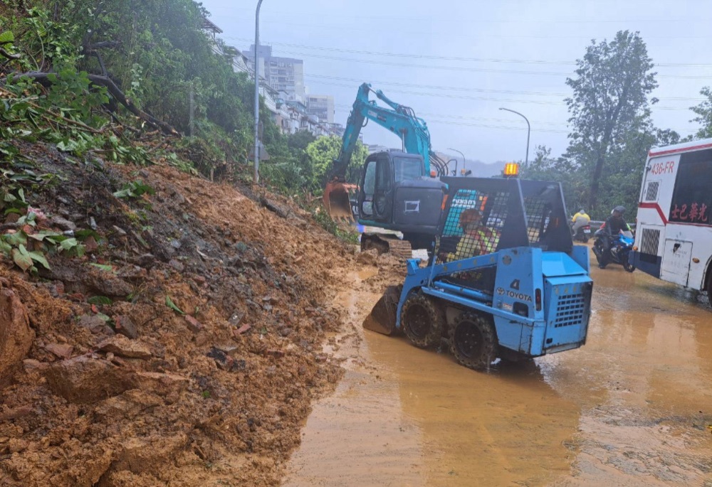 汐止長春路邊坡土石崩落 工務局急馳現場通宵搶通 汐止長春路邊坡土石崩落 工務局急馳現場通宵搶通