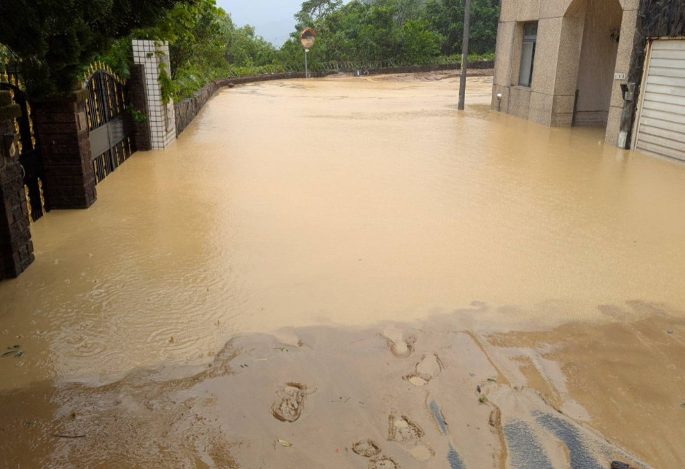 汐止長春路邊坡土石崩落 工務局急馳現場通宵搶通 12 248251023a08