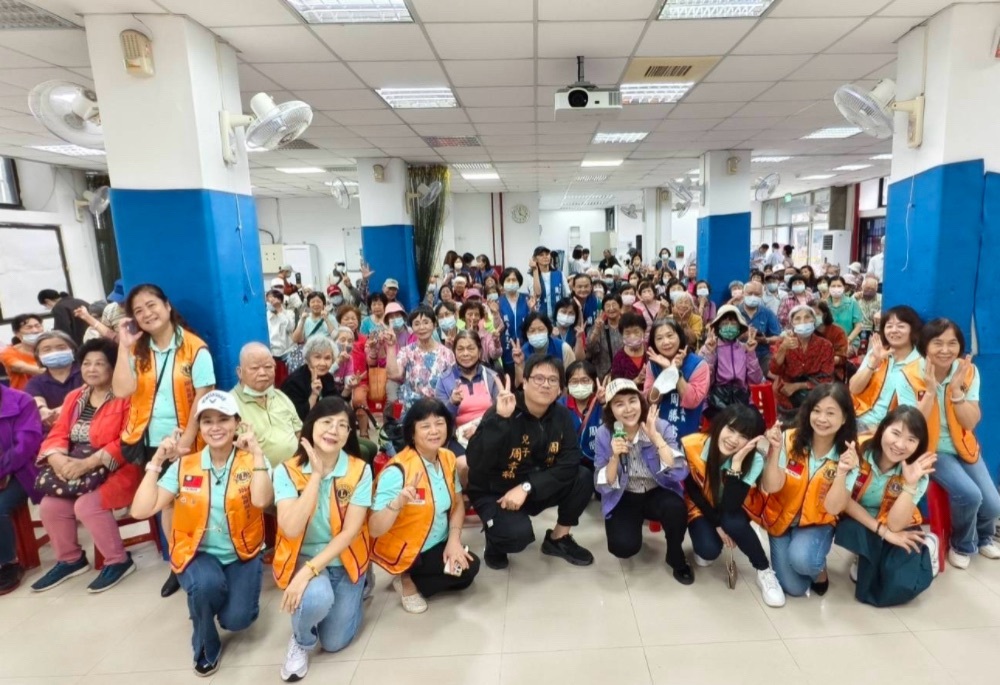 周勝考、周韋翰攜手獅子會 重陽敬老義剪健檢活動溫馨登場 周勝考、周韋翰攜手獅子會 重陽敬老義剪健檢活動溫馨登場