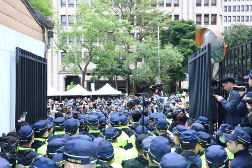 【中正一好辛苦2-1】遇陳抗常領「星光票」站足20小時　基層警最怕重演太陽花事件 13
