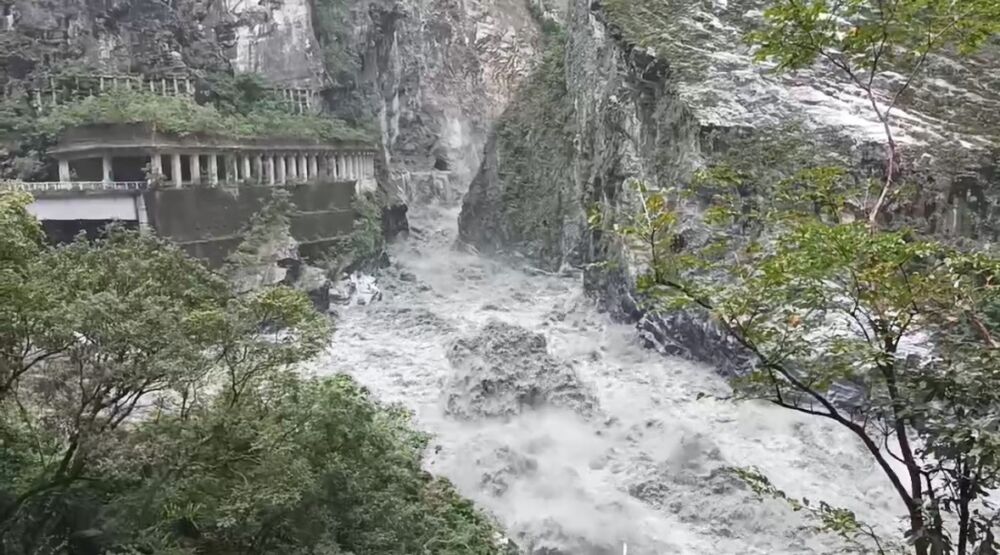 燕子口堰塞湖持續溢流恐潰決　林保署緊急通報下游撤離 3