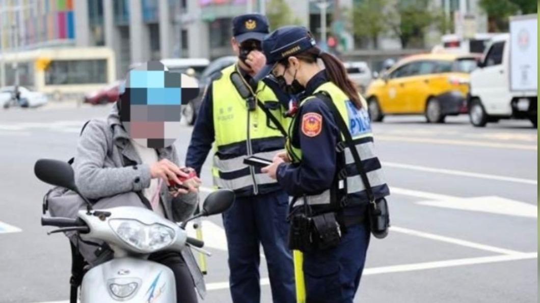 不爽除夕夜被開罰單　嘴秋哥街頭見女警飆罵「破麻」結果完蛋了 4