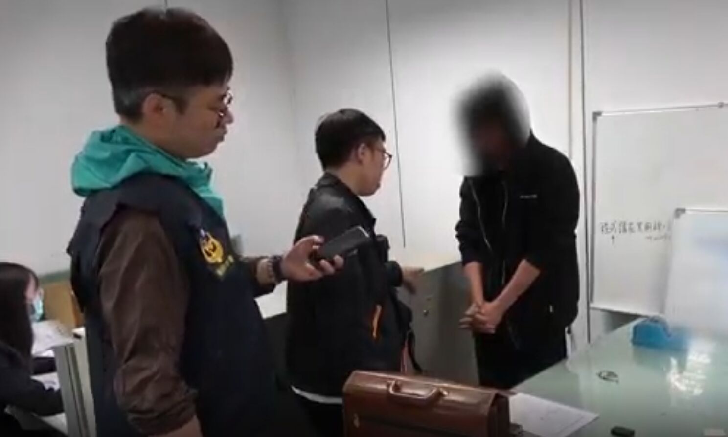 男子頻繁往返台美 偷渡大麻軟糖入境踢到鐵板 13 男子頻繁往返台美 偷渡大麻軟糖入境踢到鐵板 12