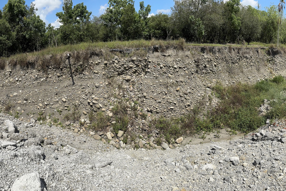 盜採砂石拒繳罰鍰 屏東分署展鐵腕查封拍賣土地 16 盜採砂石拒繳罰鍰 屏東分署展鐵腕查封拍賣土地 15