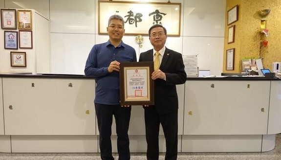 警出勤車禍昏迷家屬北上探視 旅館業者拔刀相助不收房錢 警出勤車禍昏迷家屬北上探視 旅館業者拔刀相助不收房錢