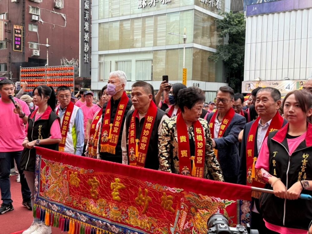 白沙屯媽祖贊境新北　板橋妙雲宮信眾鑽轎祈福 11
