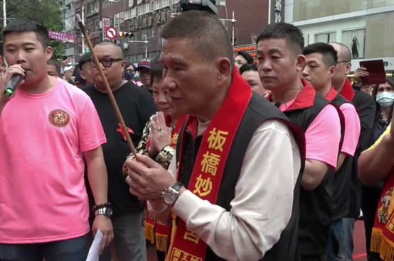 白沙屯媽祖贊境新北　板橋妙雲宮信眾鑽轎祈福 13