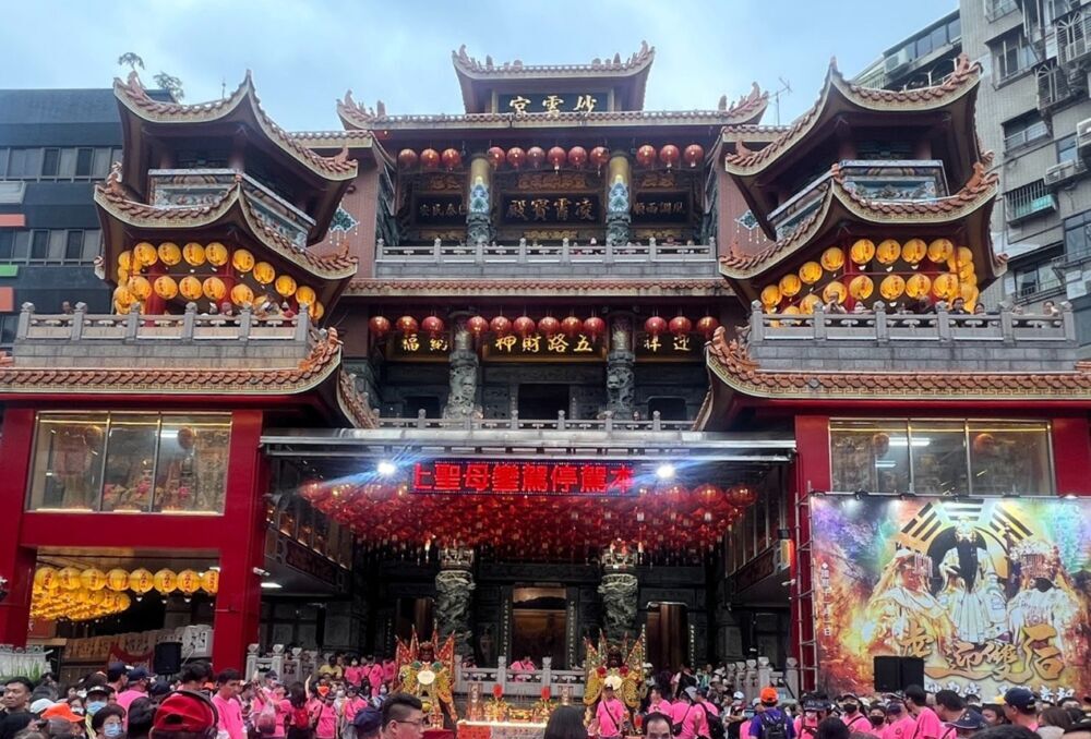 白沙屯媽祖贊境新北　板橋妙雲宮信眾鑽轎祈福 15