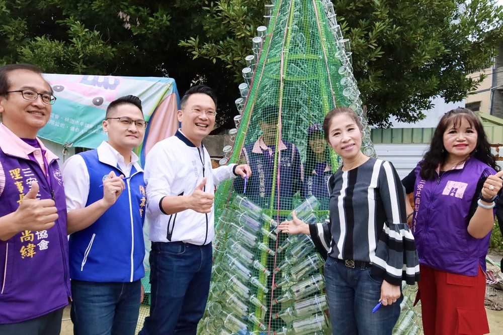 平鎮三安社區連3年賀耶誕　蘇俊賓偕志工綁瓶共創環保聖誕樹 7