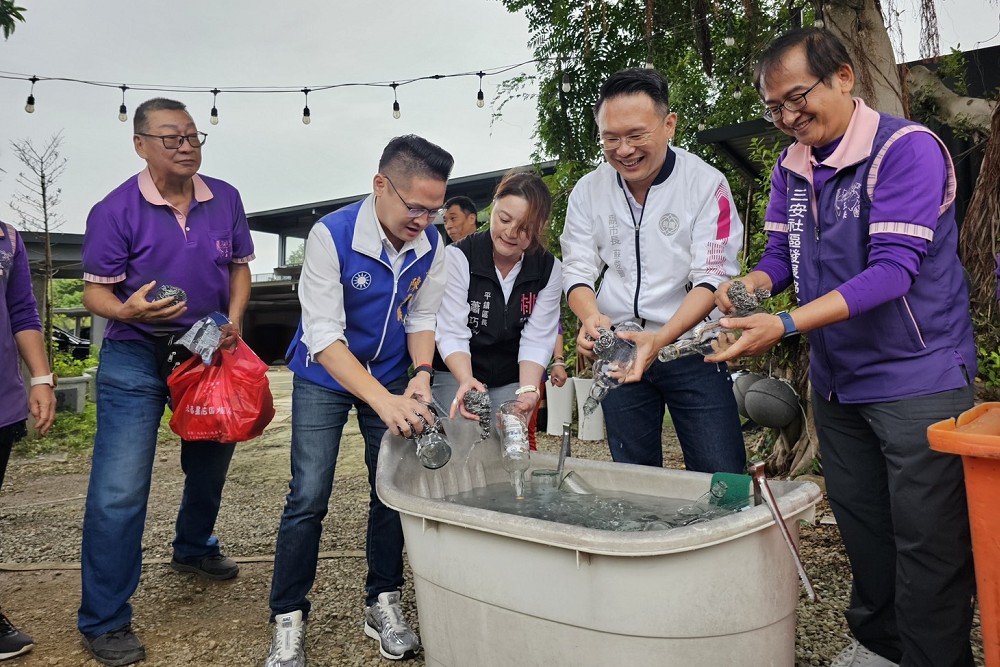 平鎮三安社區連3年賀耶誕　蘇俊賓偕志工綁瓶共創環保聖誕樹 25