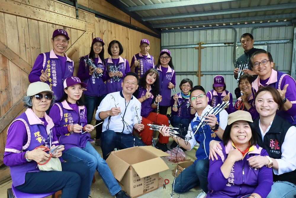 平鎮三安社區連3年賀耶誕　蘇俊賓偕志工綁瓶共創環保聖誕樹 27