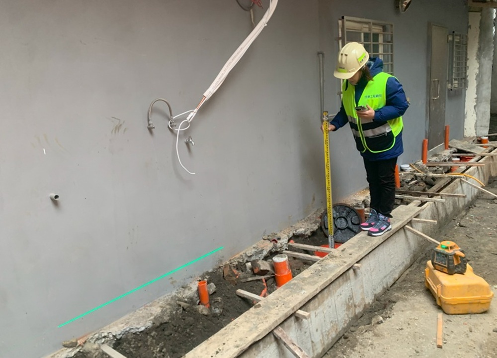 10個月15次勘查 住戶自拆違建接管後巷不再有臭味 10個月15次勘查 住戶自拆違建接管後巷不再有臭味