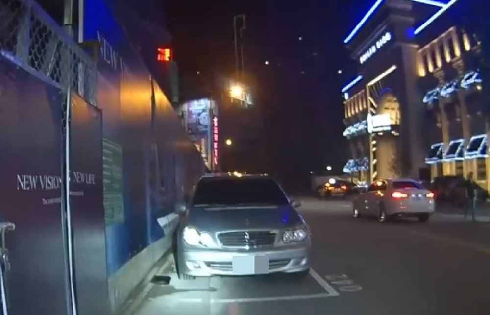 回馬槍再盤查 23歲違停男心虛拔腿就跑搜出毒品 14 cnews204251104a04